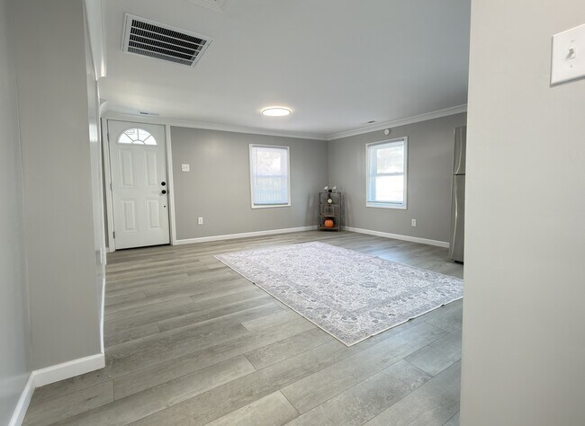 Building Photo - 510 S Sycamore St