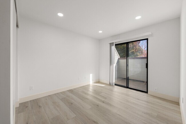 Building Photo - "Spacious 3-Bed Condo with 2 Baths in Citr...