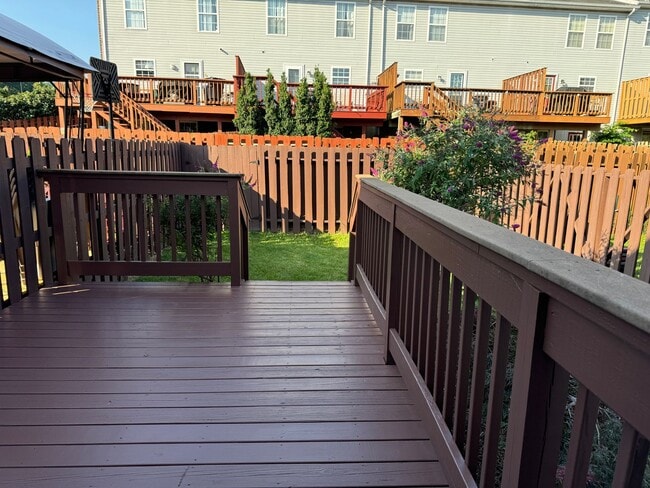 Building Photo - Immaculate Stonewall Heights Townhome!
