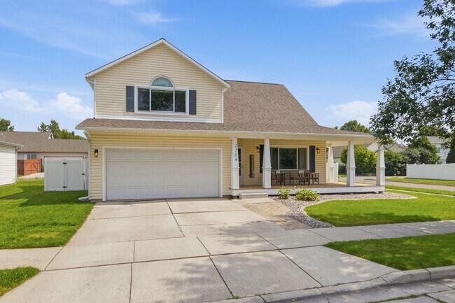 Building Photo - 2704 Stratford Ln