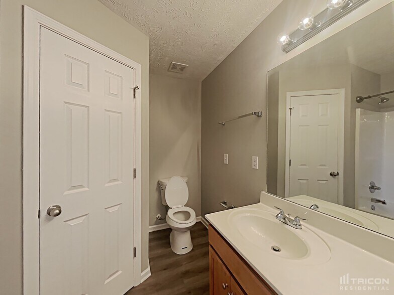 Building Photo - 901 Laramie Ct