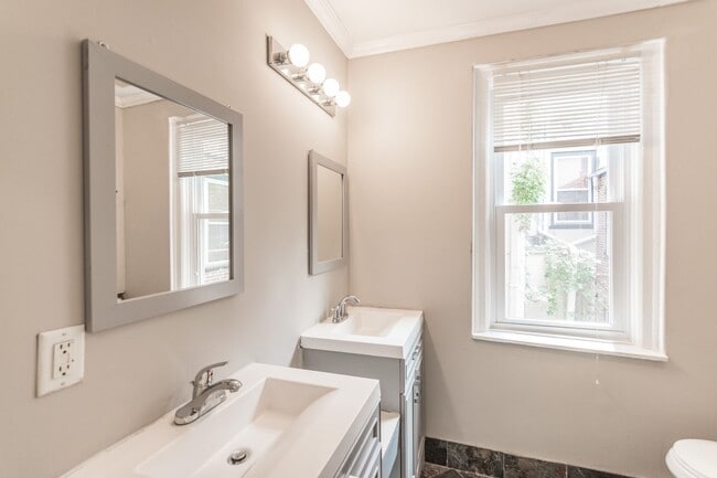 Building Photo - Three Bedroom Home in Graduate Hospital