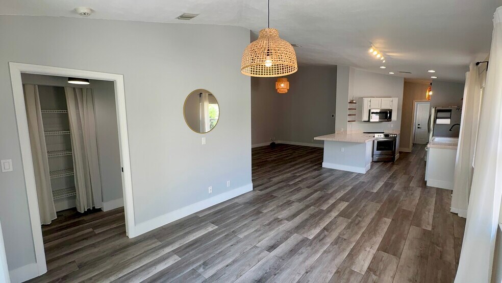 Building Photo - 5465 Grande Palm Cir