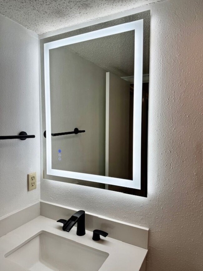 Building Photo - Beautifully remodeled 2 bedroom condo at w...