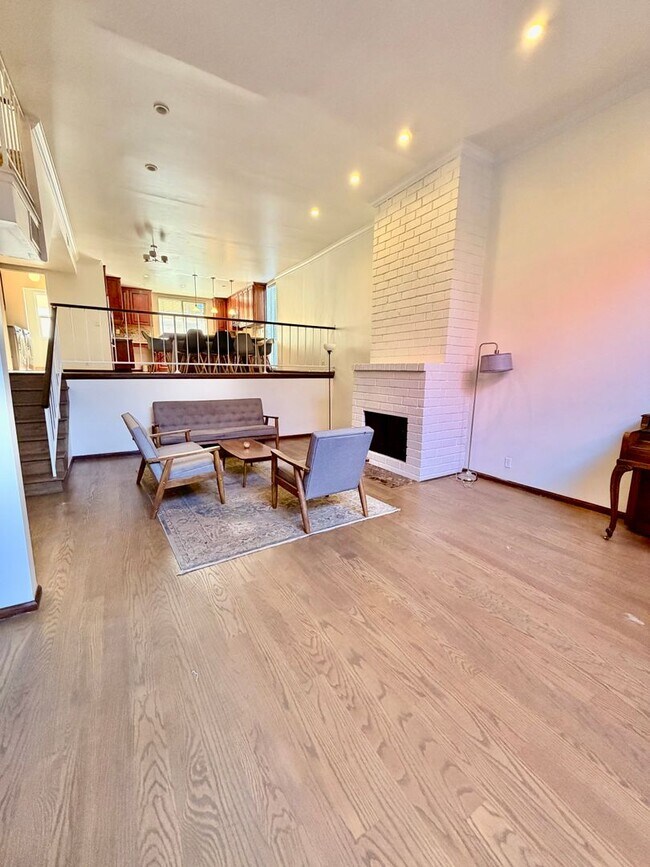 Primary Photo - Townhome for Lease in Desirable Encino!