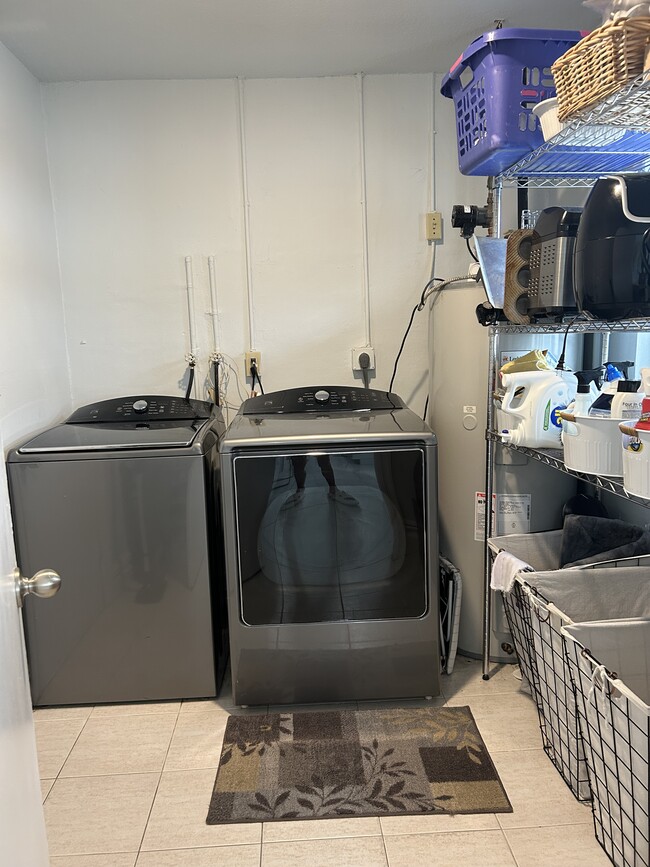 Laundry room - 2598 NW 36th St