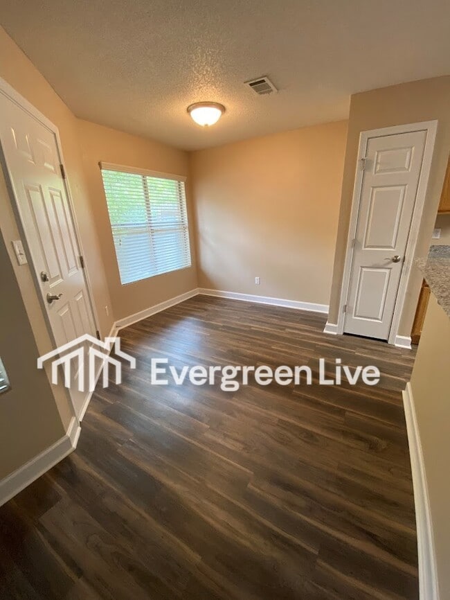 Building Photo - 558 Carrier Dr