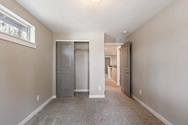 Building Photo - Modern 3 BR home on beautiful wooded lot in Sisters