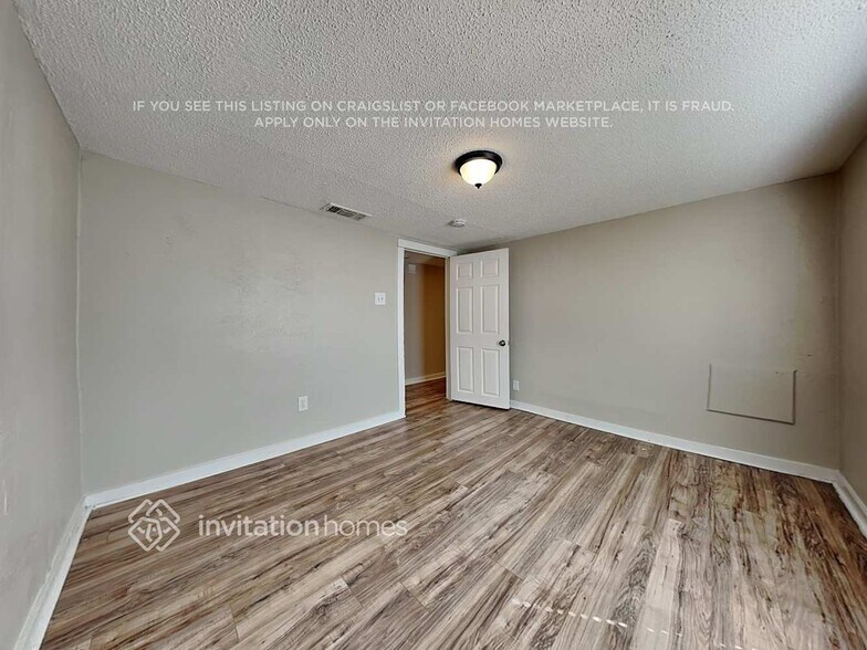 Building Photo - 705 N Alamo Rd