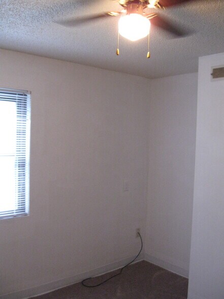 Building Photo - 507 W White St