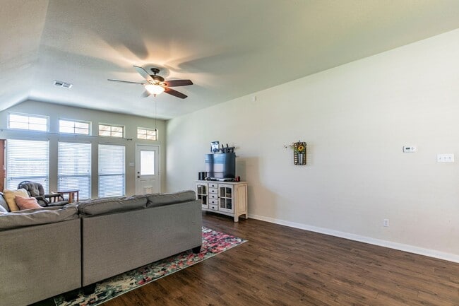 Building Photo - 4 BEDROOM, 3 BATH, BELTON ISD