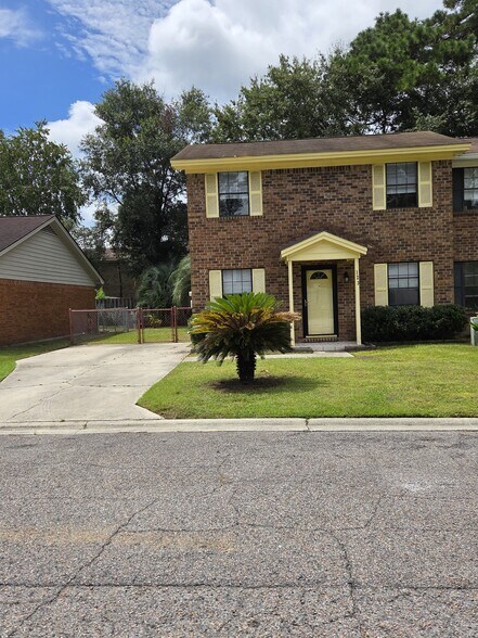 Primary Photo - 123 Hunt Club Ct