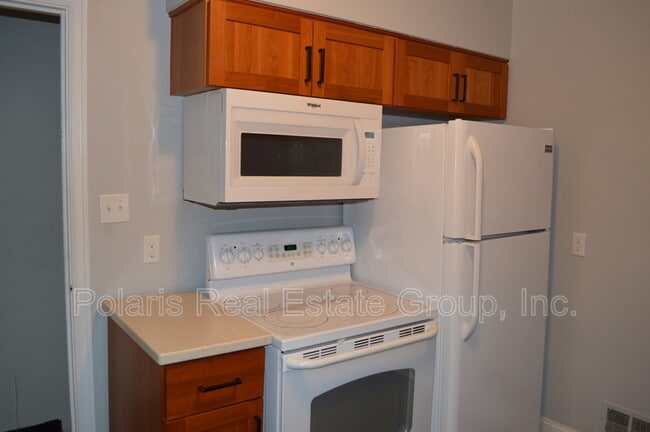 Building Photo - 6057 Rosslyn Ave