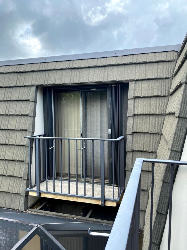 Building Photo - Beautiful and well-maintained 2BR/2BA town...
