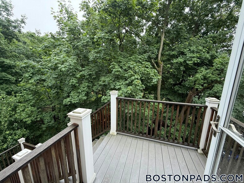 Building Photo - 62 Gordon St