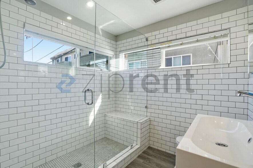 Building Photo - 10 27th Ave