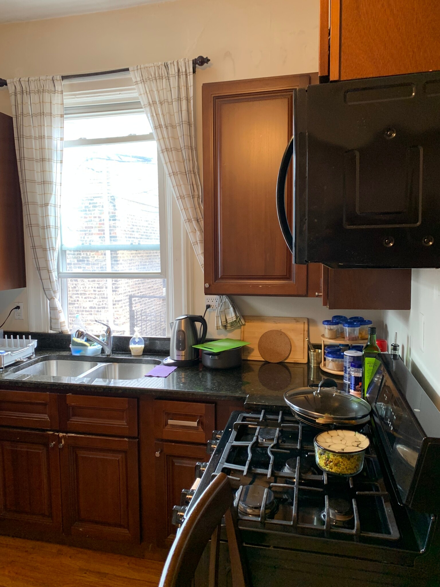 Kitchen - 3015 N Clifton Ave