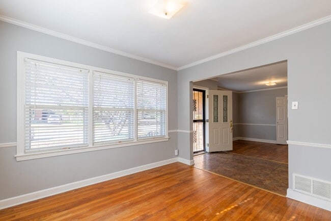 Building Photo - 742 Ivy Rd