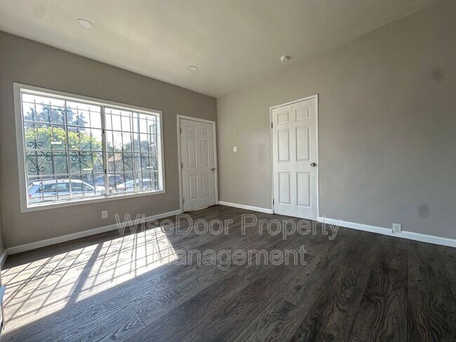 Building Photo - 155 W 43rd St