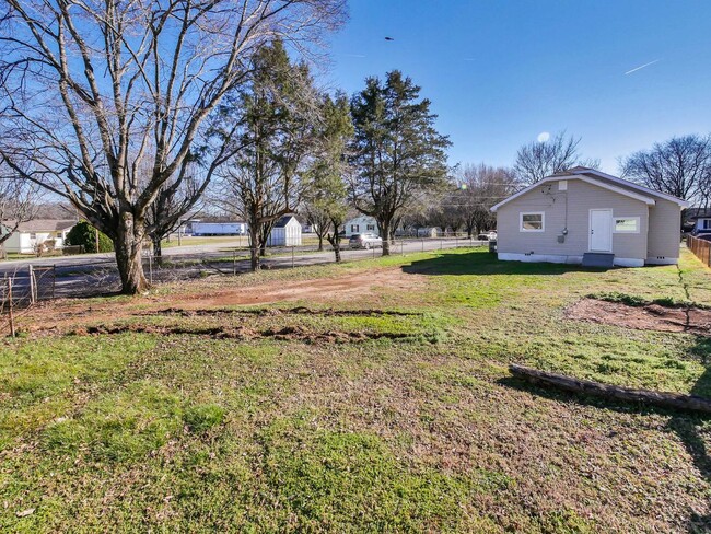 Building Photo - 2 BR 1 BA house for Rent