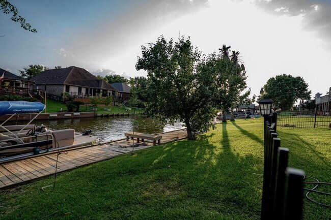 Building Photo - 13209 Bluff View Dr