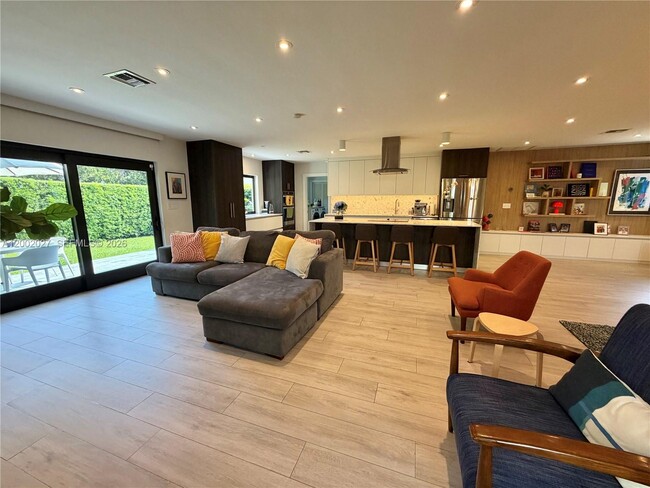 Building Photo - 815 Valencia Ave