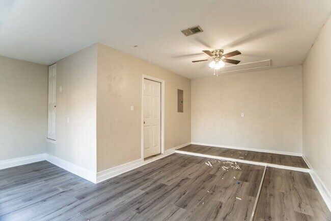 Building Photo - 3003 John Porter Dr