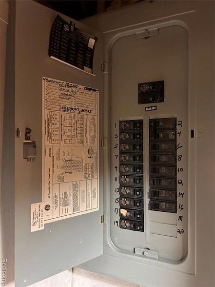 Building Photo - 15161 Sprenger Ave