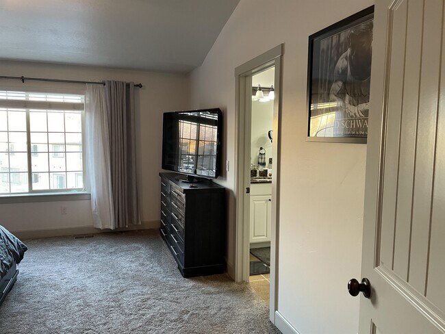 Building Photo - 1227 SilverCrest Dr