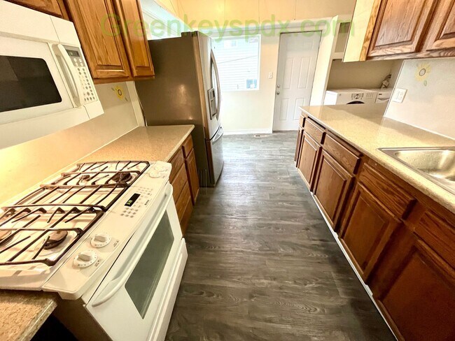 Building Photo - 2-Bedroom, 1-Bathroom Unit Available in Multiplex Near Downtown Hillsboro