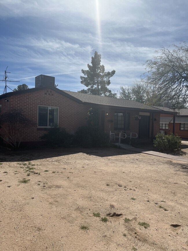 Building Photo - 2718 E 18th St