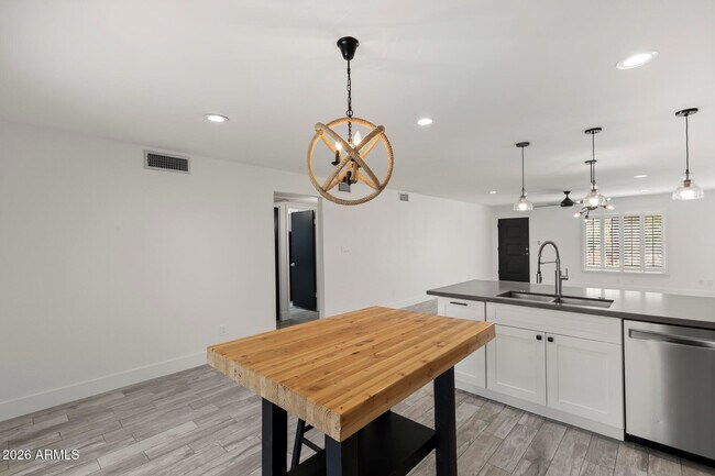 Building Photo - 8348 E Solano Dr