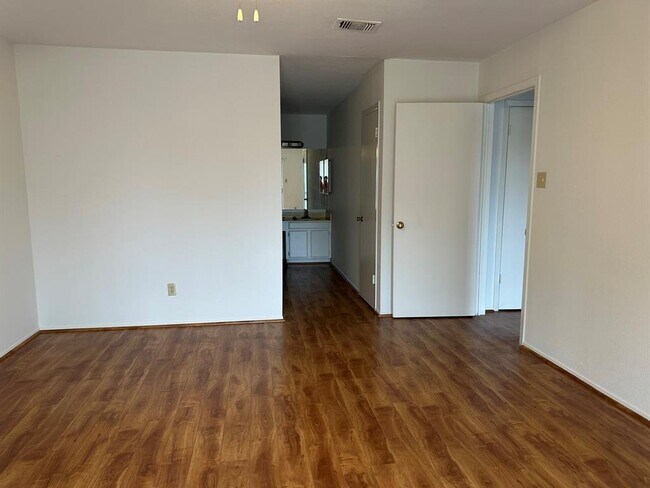 Building Photo - 10555 Turtlewood Ct