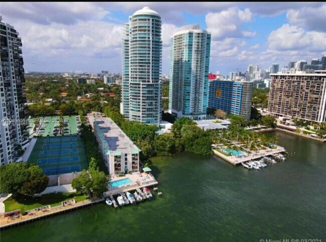 Building Photo - 2201 Brickell Ave