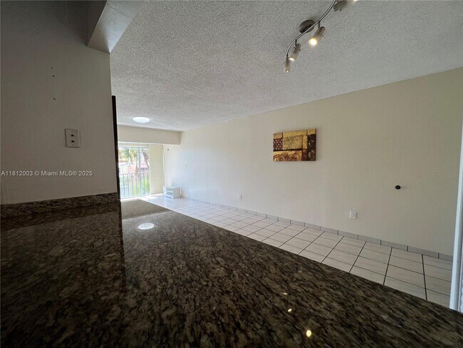 Building Photo - 8887 Fontainebleau Blvd