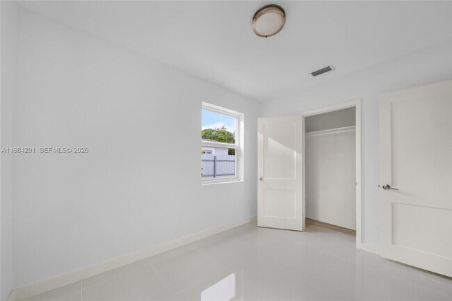 Building Photo - 27 Suffolk Ave