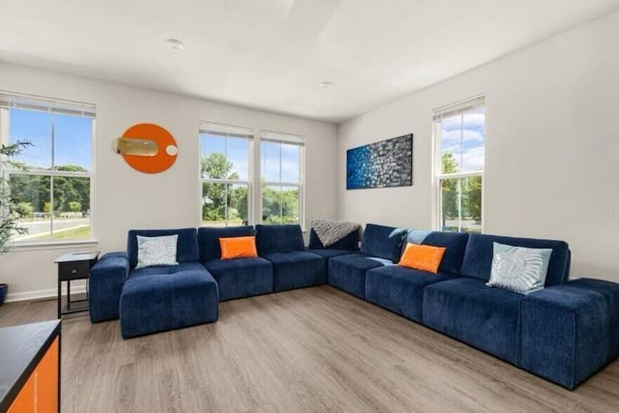 Building Photo - 207 Falcon Ave