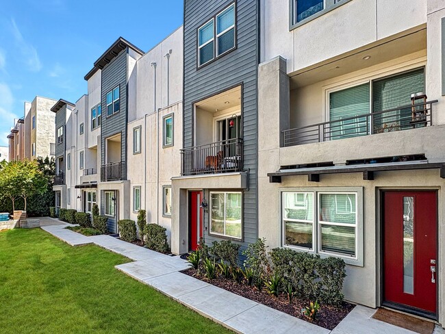 Building Photo - Stunning Escondido 3BR/3.5BA Home Availabl...