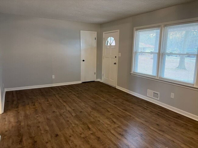 Building Photo - Renovated Ranch Home