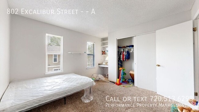 Building Photo - 802 Excalibur St