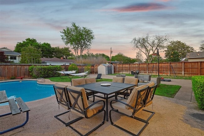 Building Photo - 7841 El Pensador Dr