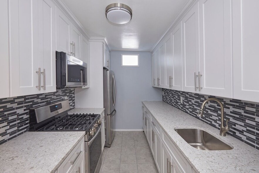 Building Photo - King sided bedroom with tons of closets available