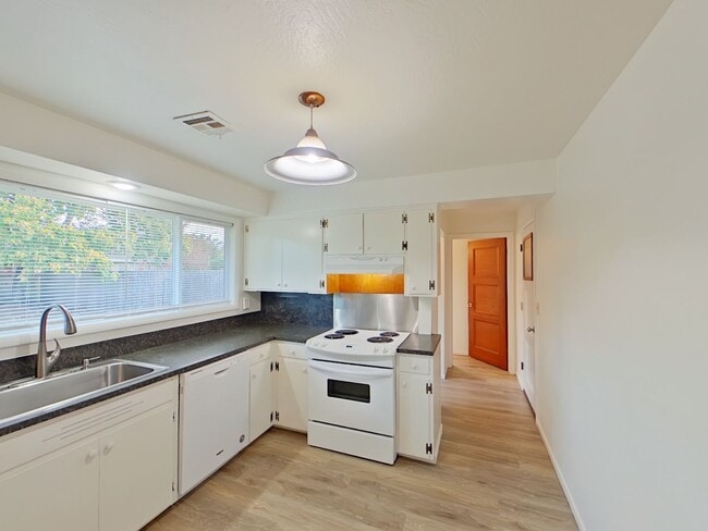 Building Photo - 3 Bedroom Family Home in the Harlow Street Bridge Area