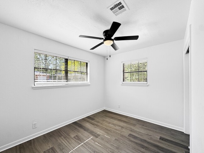 Building Photo - 513 Manor Dr