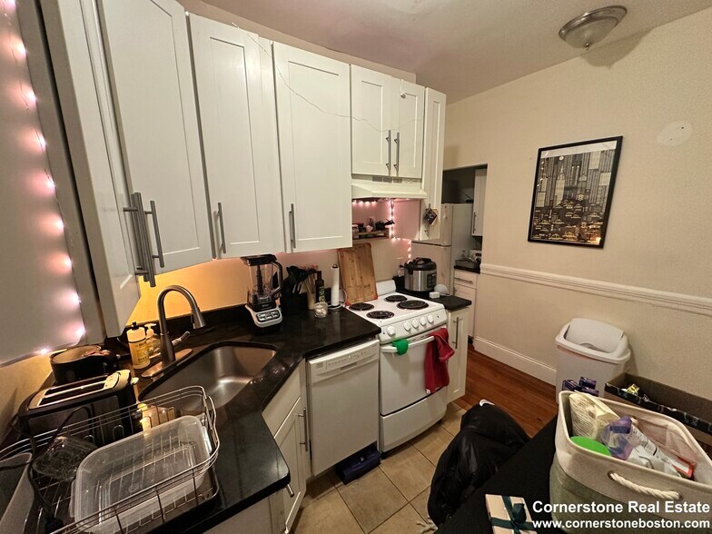 Building Photo - 65 Burbank St