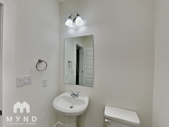 Building Photo - 407 Parkline Dr