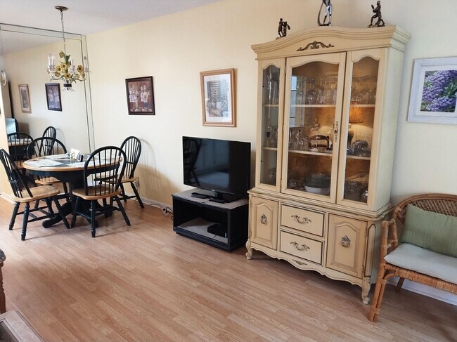 Building Photo - 39 Harwood B