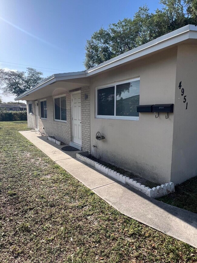 Primary Photo - 4951 SW 28th Terrace