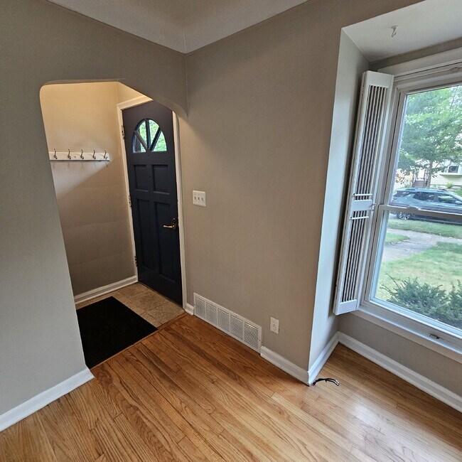 Building Photo - 3 Bedroom Bungalow w/ Hardwood Floors Clos...