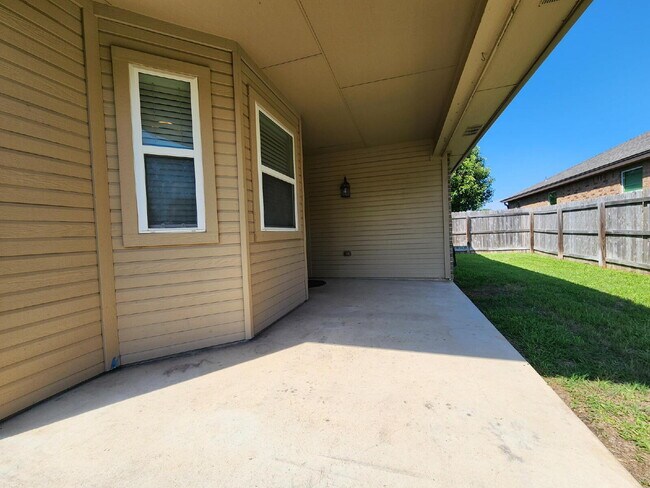 Building Photo - 4633 Stonehaven Dr